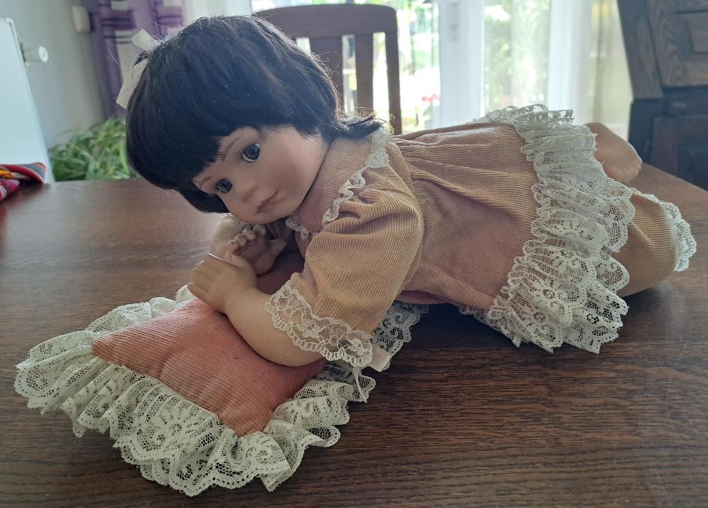 LEONARDO COLLECTION PORCELAIN DOLL    (zo goed als nieuw), Verzamelen, Ophalen of Verzenden, Zo goed als nieuw, Pop, Levensecht of Reborn