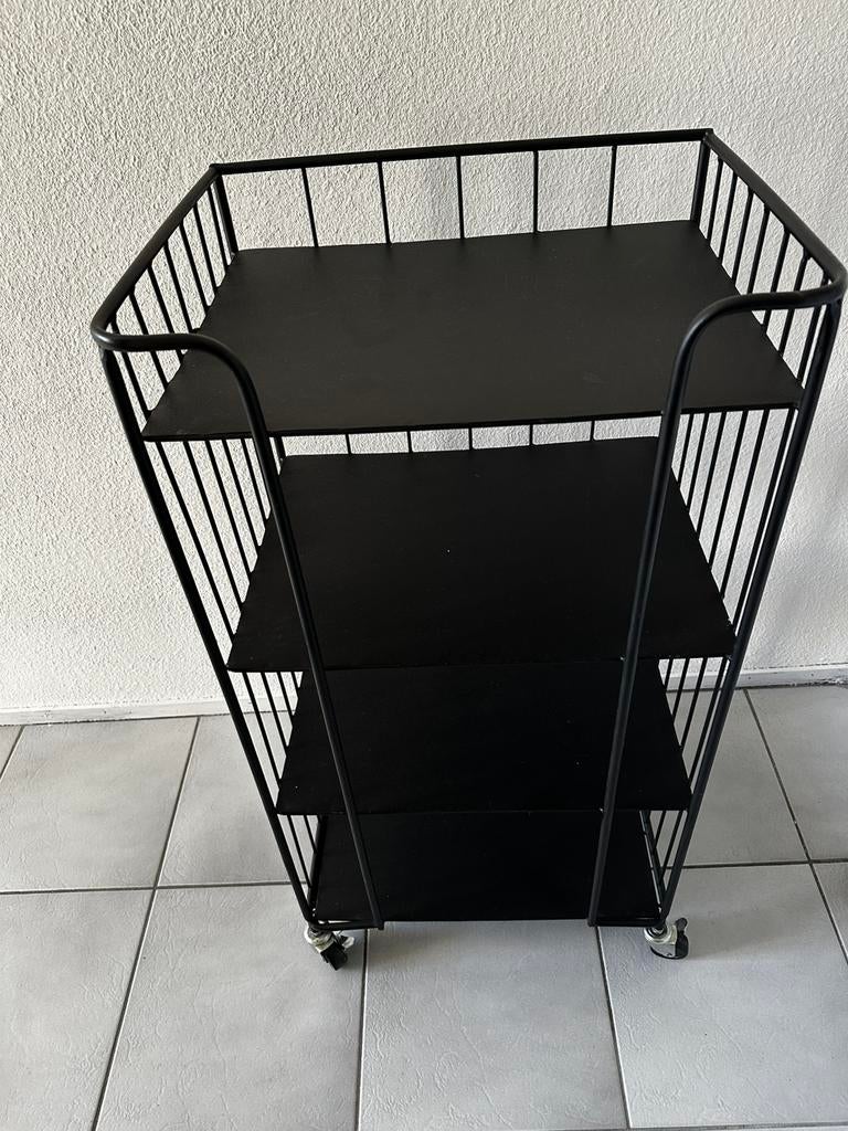 Zwarte metalen stellingkast op wielen., Huis en Inrichting, Kasten | Stellingkasten, Ophalen of Verzenden, Zo goed als nieuw