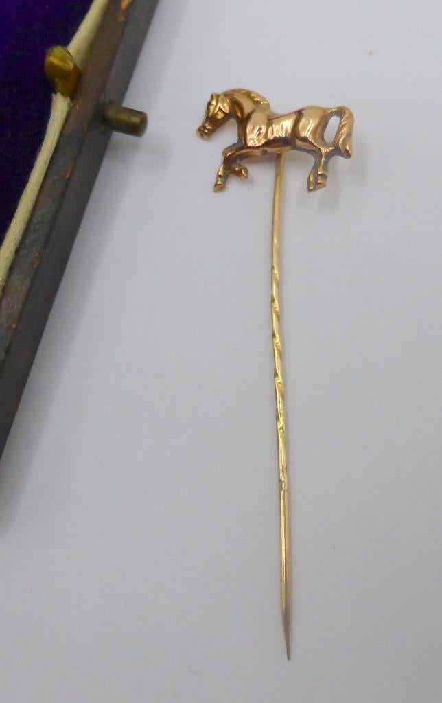 Koopje! 14 krt gouden antieke speld met dravend paard, incl, 4 tot 7 cm, Verzenden, Zo goed als nieuw, Goud