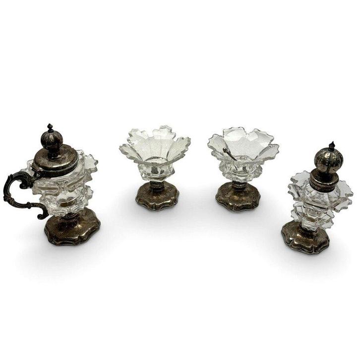 Een 19e eeuwse kristallen tafelset met zilveren applicaties, Antiek en Kunst, Antiek | Glas en Kristal, Ophalen of Verzenden