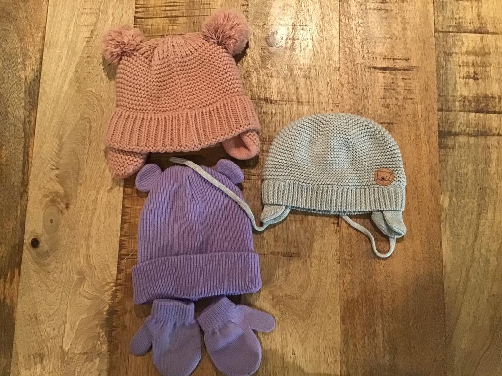 Te koop 3 mutsjes, 1 met wandjes erbij, Kinderen en Baby's, Babykleding | Mutsen, Sjaals en Wanten, Ophalen of Verzenden, Zo goed als nieuw