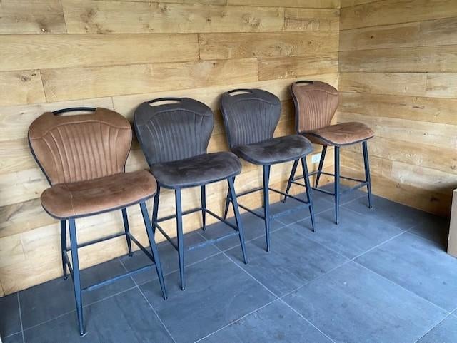 bar stoel, Huis en Inrichting, Barkrukken, Ophalen, Met voetsteun, Zo goed als nieuw, 90 cm of meer