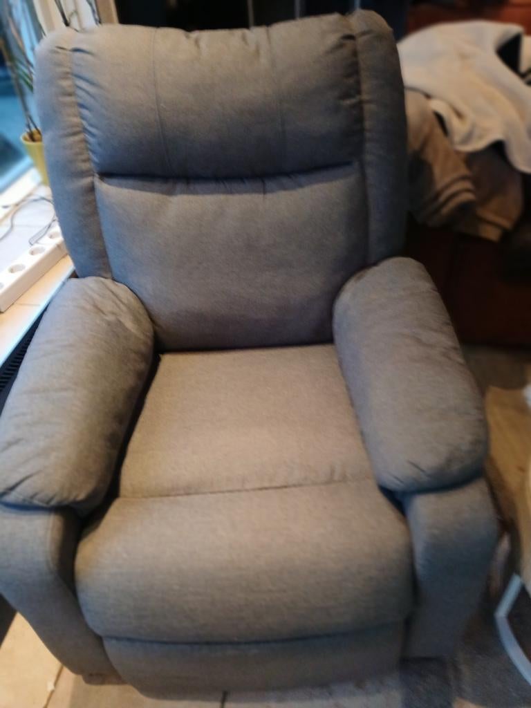 Grijze Relaxstoel met Massagefunctie, Huis en Inrichting, Fauteuils, Ophalen, Gebruikt, 50 tot 75 cm