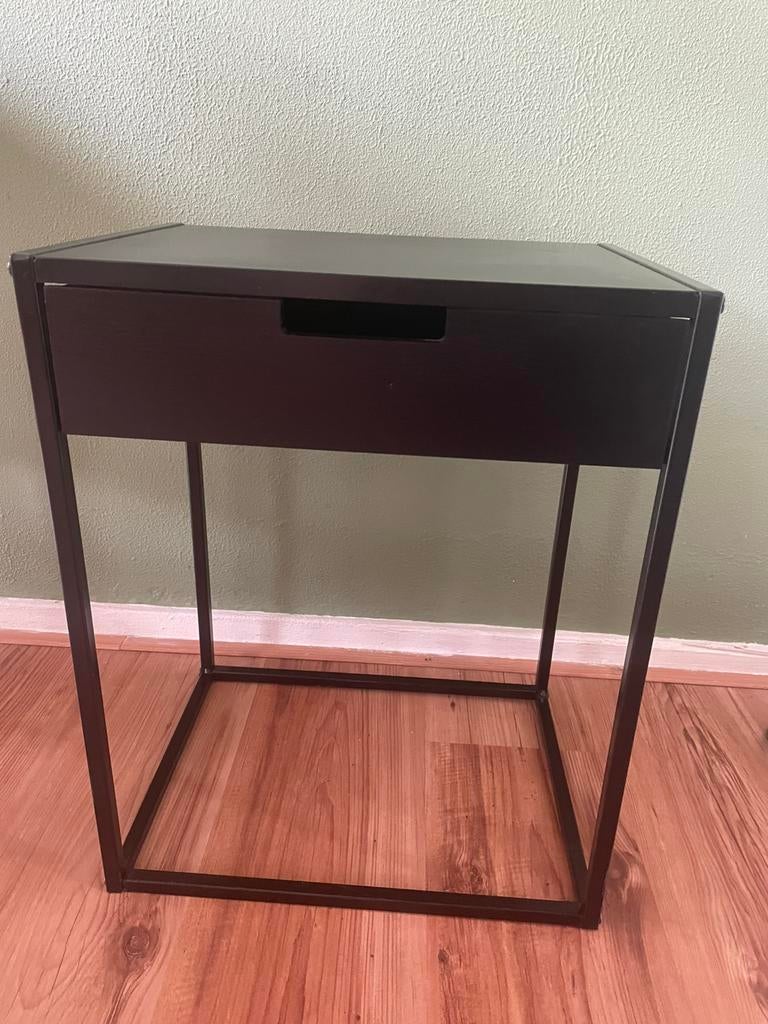 Nachtkastje met laadje zwart metaal en hout, Huis en Inrichting, Ophalen, Zo goed als nieuw, Metaal of Aluminium, Minder dan 45 cm