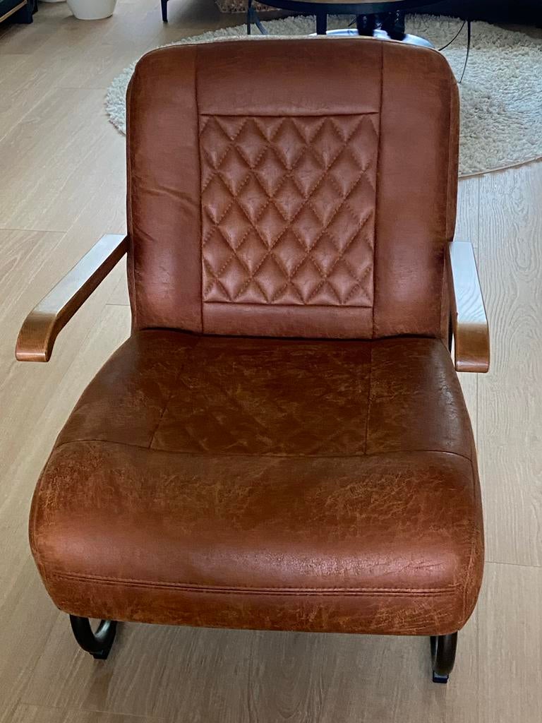 Comfortabele cognac fauteuil met houten armleuningen, Ophalen, Overige materialen, Bruin, Zo goed als nieuw