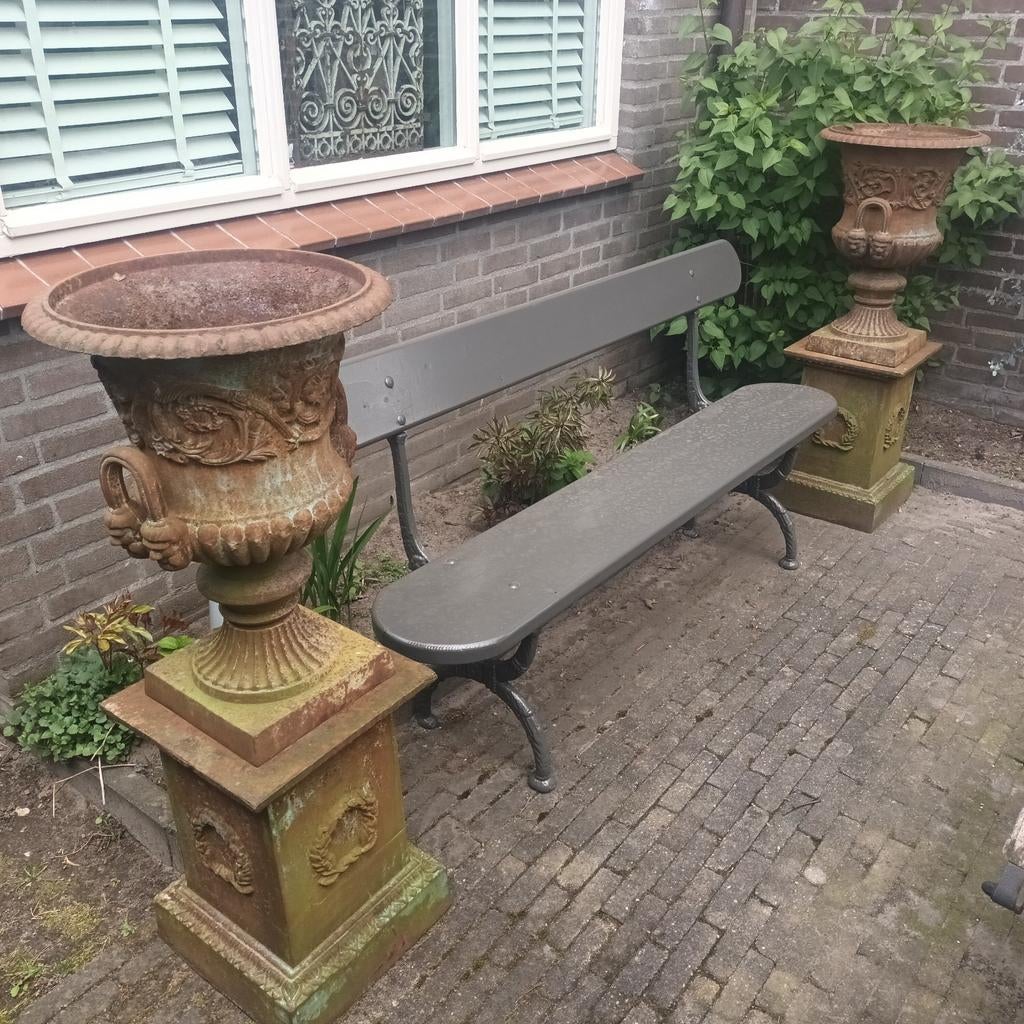 Setje gietijzeren tuinvazen op sokkel, Tuin en Terras, Tuinvazen, Ophalen