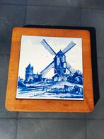 Delfts blauwe tegel met molen en kerk in houten lijst, Antiek en Kunst, Ophalen of Verzenden