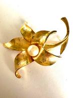 Grote goudkleurige vintage bloem broche, Overige materialen, 4 tot 7 cm, Verzenden, Zo goed als nieuw