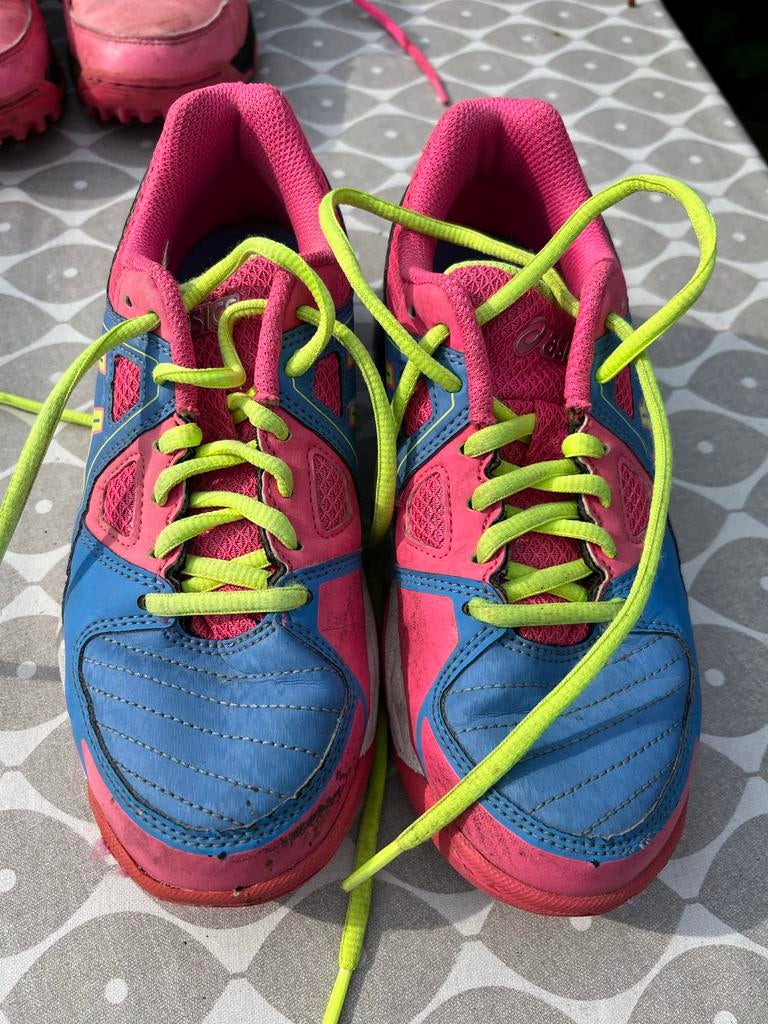 Asics Buiten sportschoenen, maat 35, Sport en Fitness, Korfbal, Ophalen of Verzenden, Gebruikt