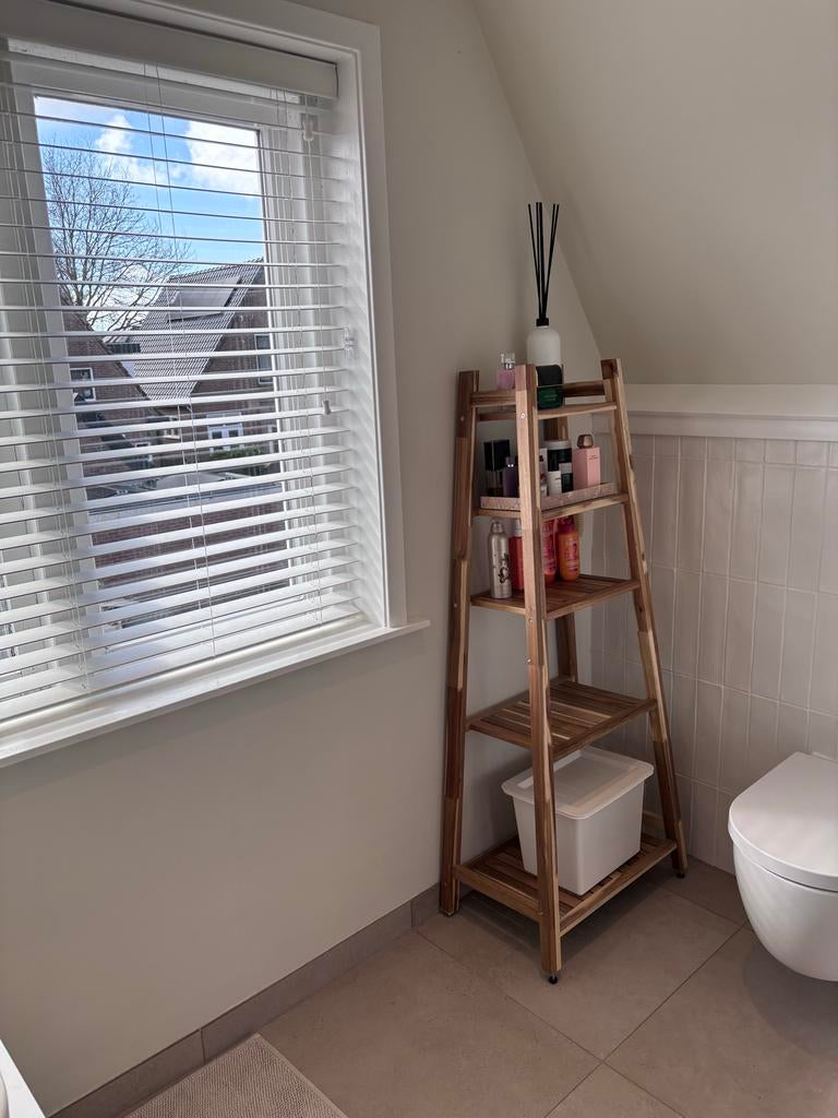 Zo goed als nieuwe houten stellingkast voor badkamer, Huis en Inrichting, Badkamer | Badkamermeubels, Ophalen, (Half)hoge kast