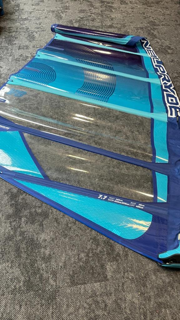 Neilpryde V8 7.7 2021, Watersport en Boten, Windsurfen, Gebruikt, Zeil, 7 m² of meer, Ophalen of Verzenden