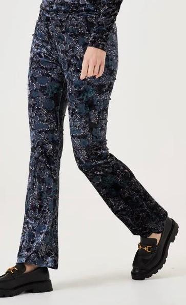 Garcia velvet flared broekje nieuw maat XS, Kleding | Dames, Broeken en Pantalons, Nieuw, Maat 34 (XS) of kleiner, Blauw, Lang