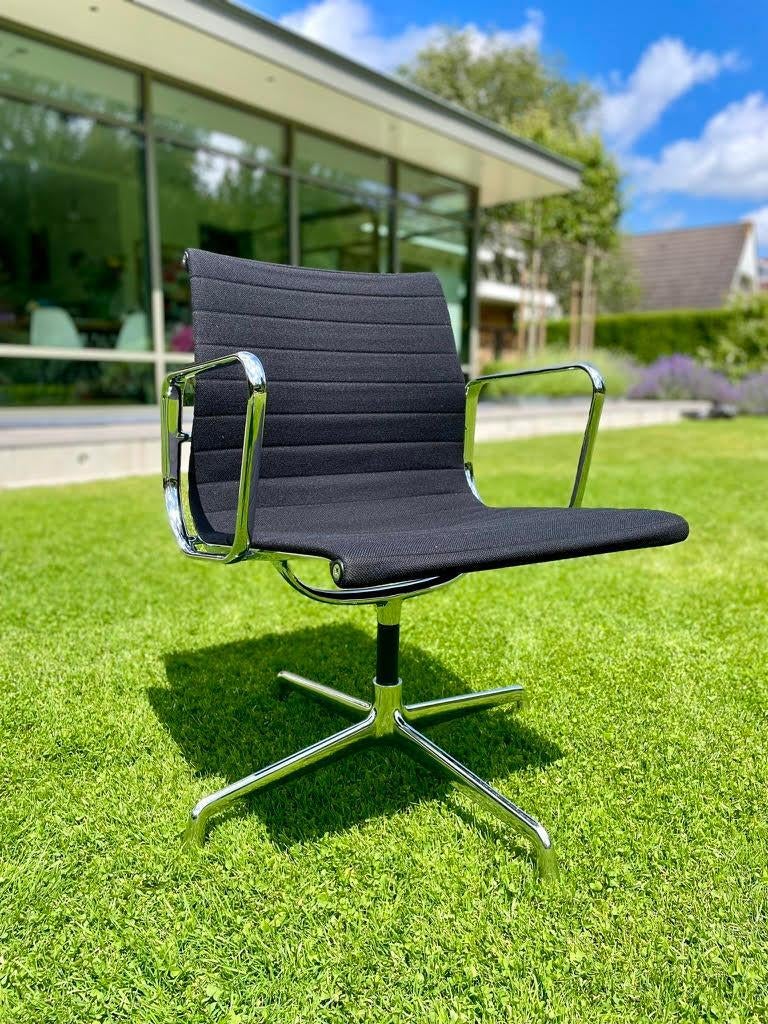 Vitra EA 108 stoel, Huis en Inrichting, Stoelen, Ophalen, Zwart, Zo goed als nieuw, Vijf, Zes of meer stoelen