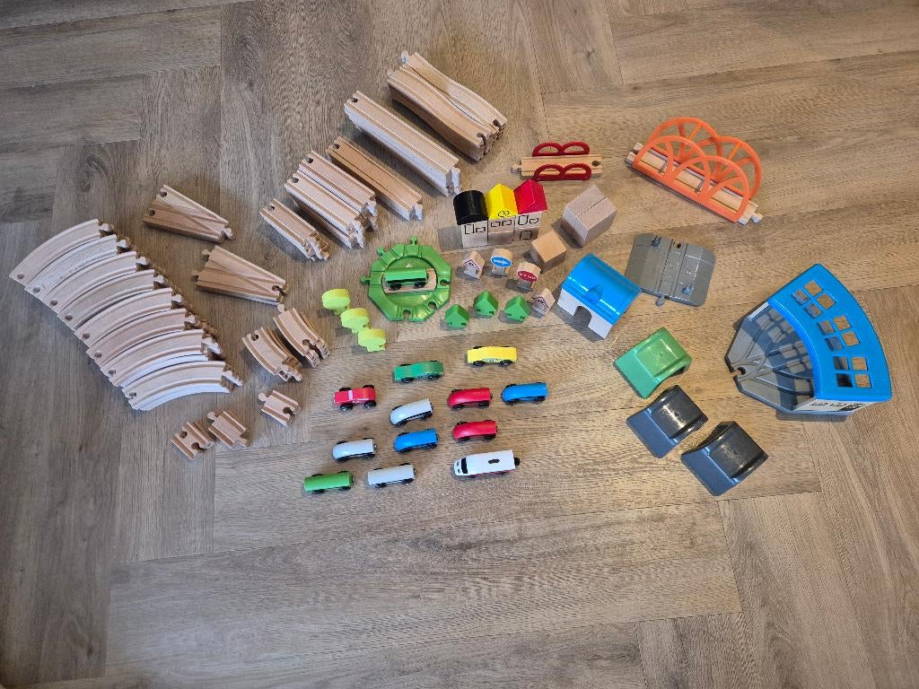 Houten Treinbaan 140 delig incl. electrische locomotief, Ophalen of Verzenden, Zo goed als nieuw, Duw- of Trekspeelgoed