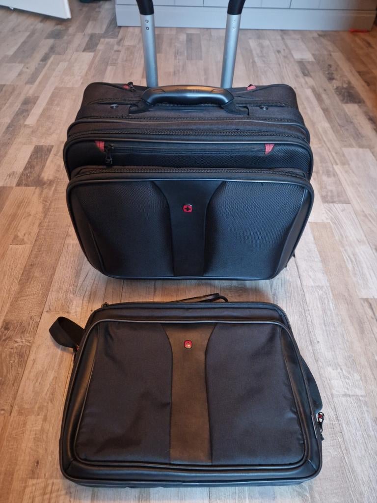 Wenger laptoptrolley (zgan) en nieuwe laptoptas, Ophalen, Zo goed als nieuw, Zacht kunststof, Wieltjes