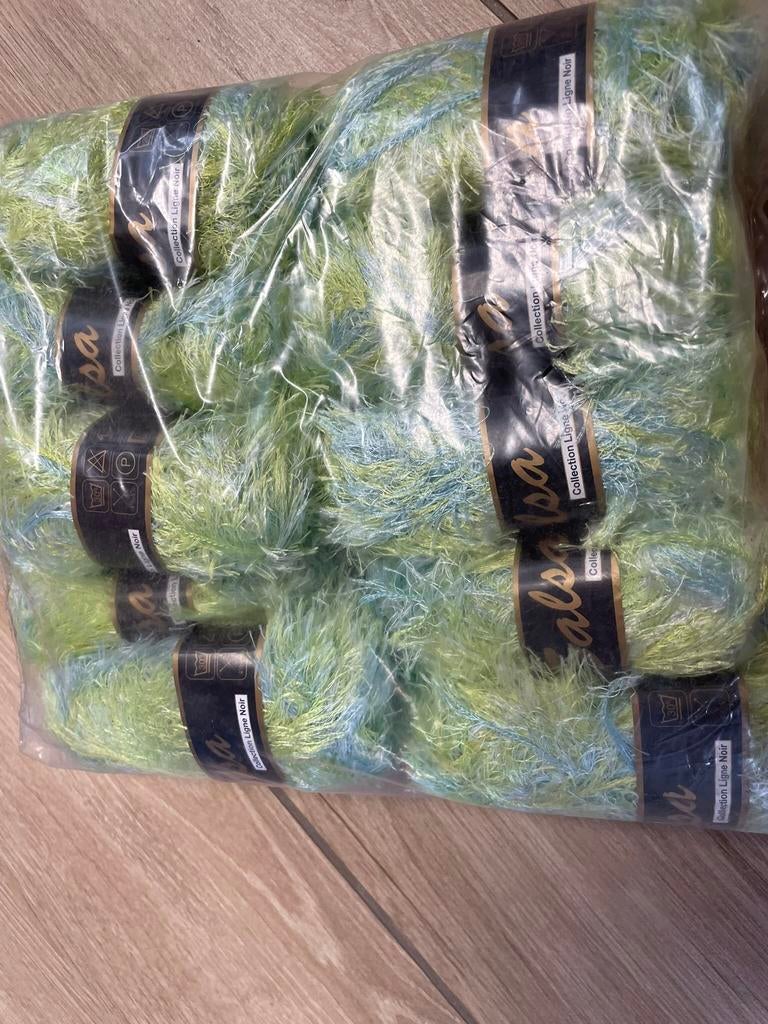 11 bollen harig haak/ breigaren in lichtgroen/ lichtblauw, Ophalen of Verzenden, Nieuw, Breien of Haken, Wol of Garen