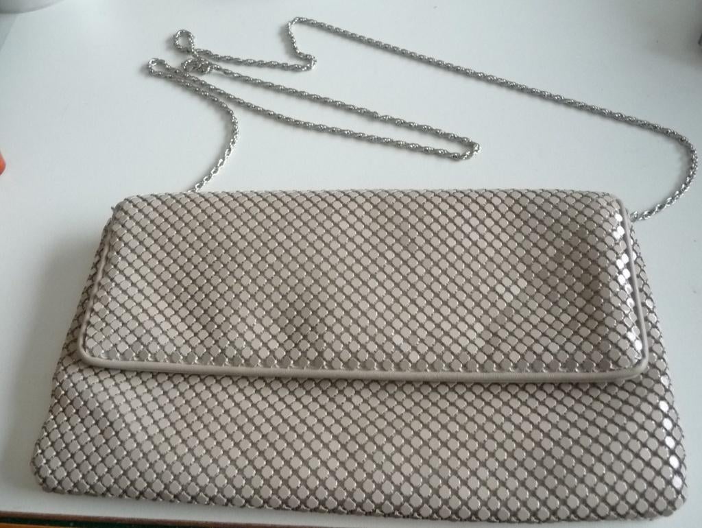 OKPTA HUWELIJK AVONDTASJE BIJOU BRIGITTE VINTAGE METALEN PAL, Sieraden, Tassen en Uiterlijk, Verzenden, Zo goed als nieuw, Beige