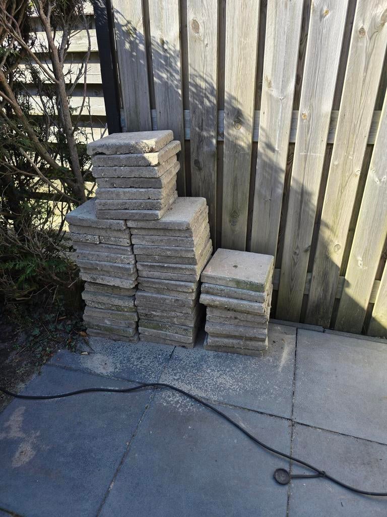 GRATIS af te halen, 45 betontegels,, Tuin en Terras, Ophalen of Verzenden, Gebruikt, Beton, Terrastegels
