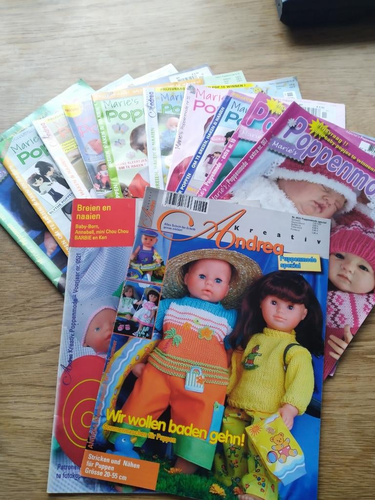 12 poppen kleertjes breien, Ophalen of Verzenden, Zo goed als nieuw, Overige typen