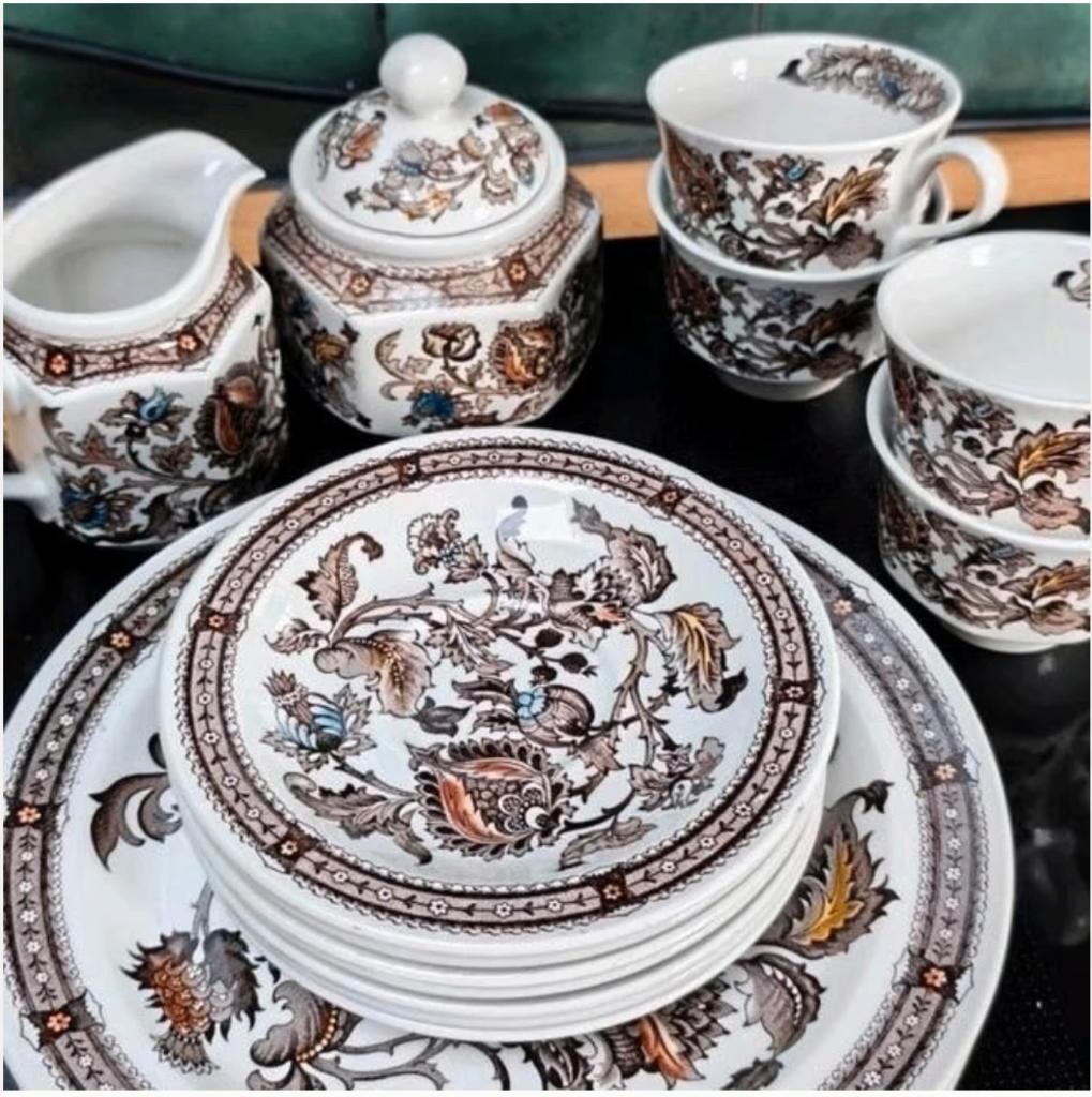 Handgegraveerd servies (1972) 16-delig, Huis en Inrichting, Keuken | Servies, Zo goed als nieuw, Compleet servies, Overige stijlen