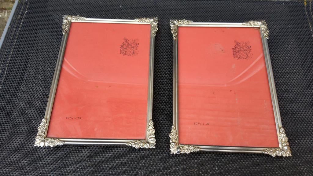 2 antieke fotolijstjes met bloemen hoeken gemerkt., Ophalen of Verzenden