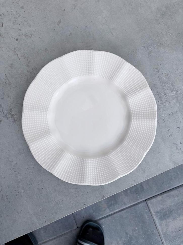 Wit KUTAHYA PORSELEN bord, Huis en Inrichting, Keuken | Servies, Gebruikt, Bord(en), Effen, Porselein, Ophalen of Verzenden