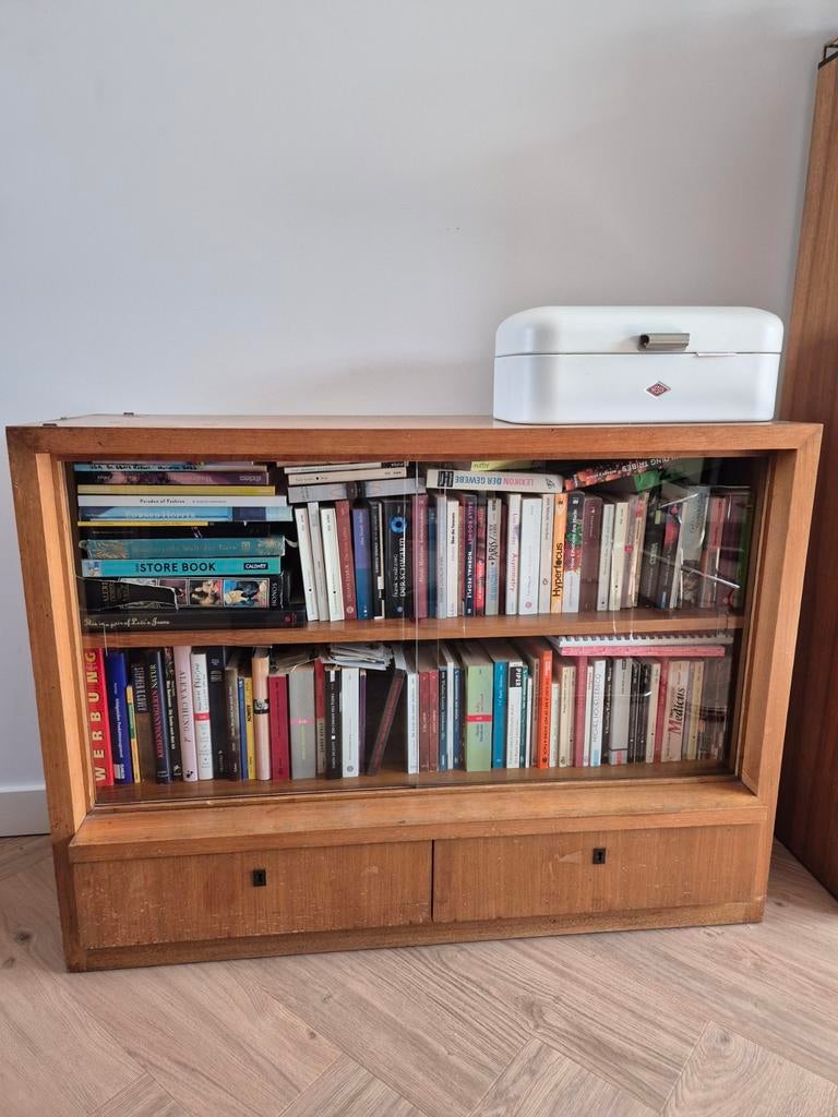 Vintage dressoir jaren 60 met glazen schuifdeuren (80 cm), Huis en Inrichting, Kasten | Dressoirs, Ophalen