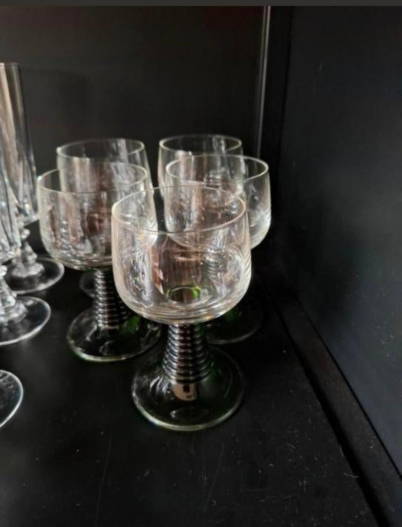 Kleine moezelglaasjes groene poot, Verzamelen, Glas en Borrelglaasjes, Ophalen of Verzenden, Zo goed als nieuw, Borrel- of Shotglas