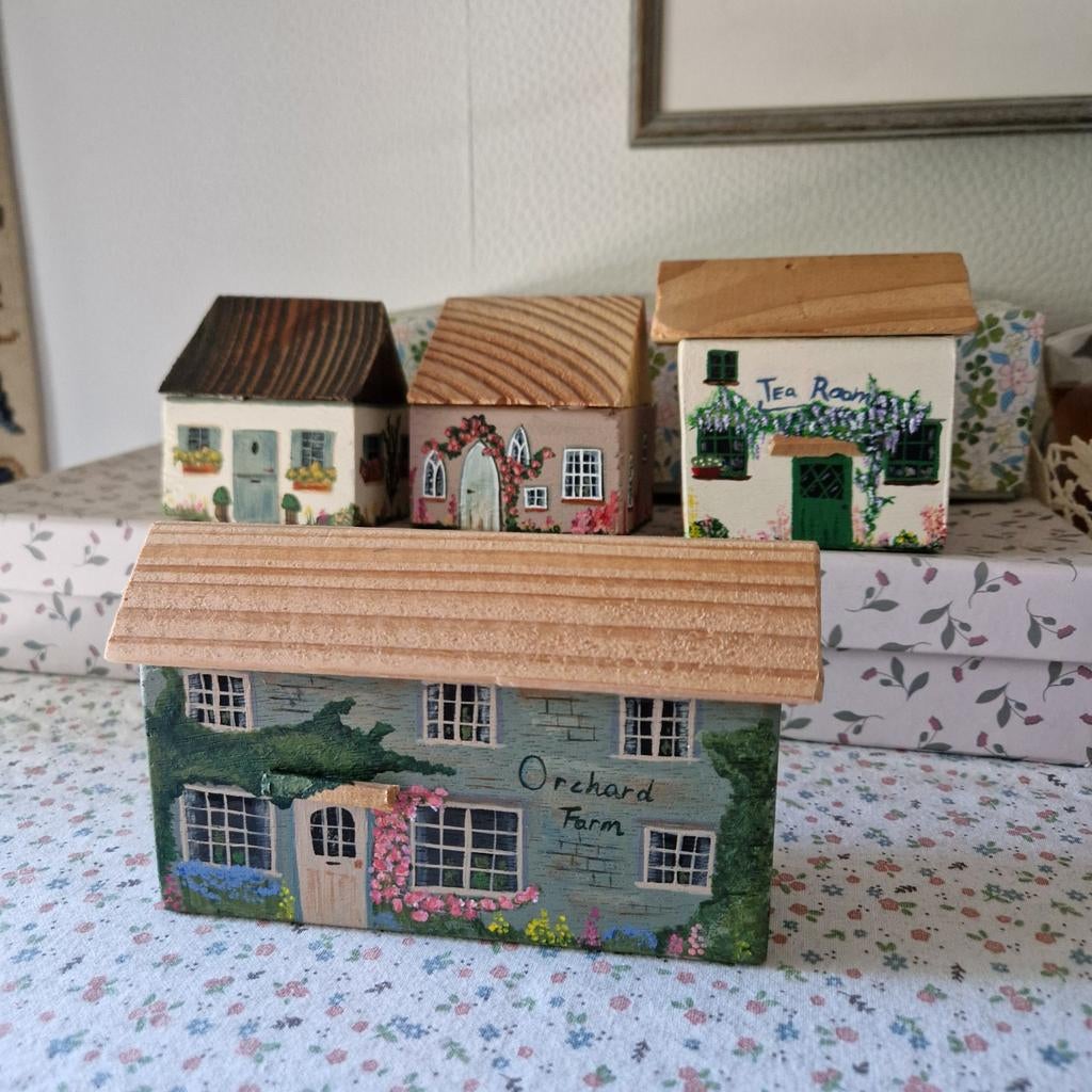 Handgeschilderd huisje van afvalhout - Orchard Farm, Ophalen of Verzenden, Nieuw, Overige typen