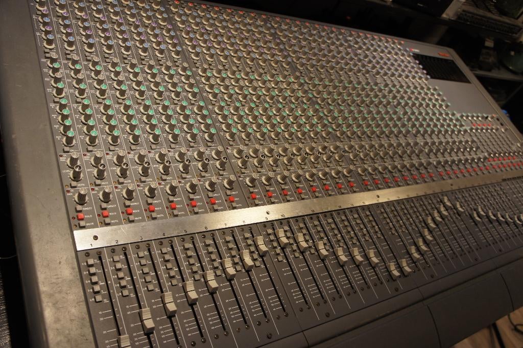 Tascam M-2600, 32 kanaals desk incl. power supply, Ophalen, Gebruikt, 20 kanalen of meer, Microfooningang