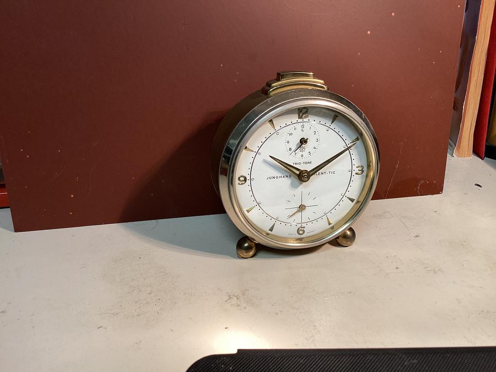Junghans Trio-Tone Silent-Tic wekker uit ca 1960, Antiek en Kunst, Antiek | Klokken, Ophalen of Verzenden