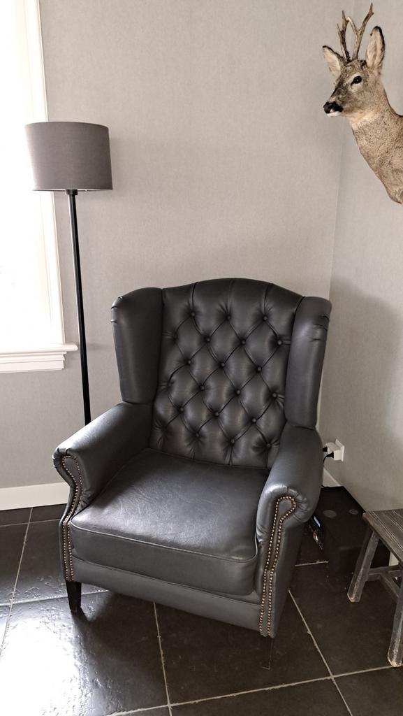 Landelijk gecapitonneerde fauteuil / fauteuils grijs leer, Huis en Inrichting, Fauteuils, Zo goed als nieuw, Leer, 50 tot 75 cm