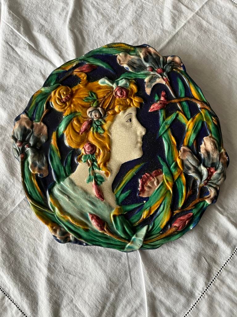 Art Nouveau Majolica Wandschaal Vrouwenbuste Bloemendecor, Ophalen of Verzenden