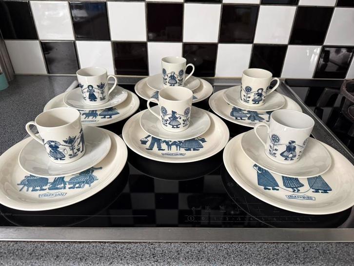 6 klederdracht ontbijtbordjes en kopjes Regout Leeuwenzegel, Antiek en Kunst, Antiek | Servies compleet, Ophalen of Verzenden