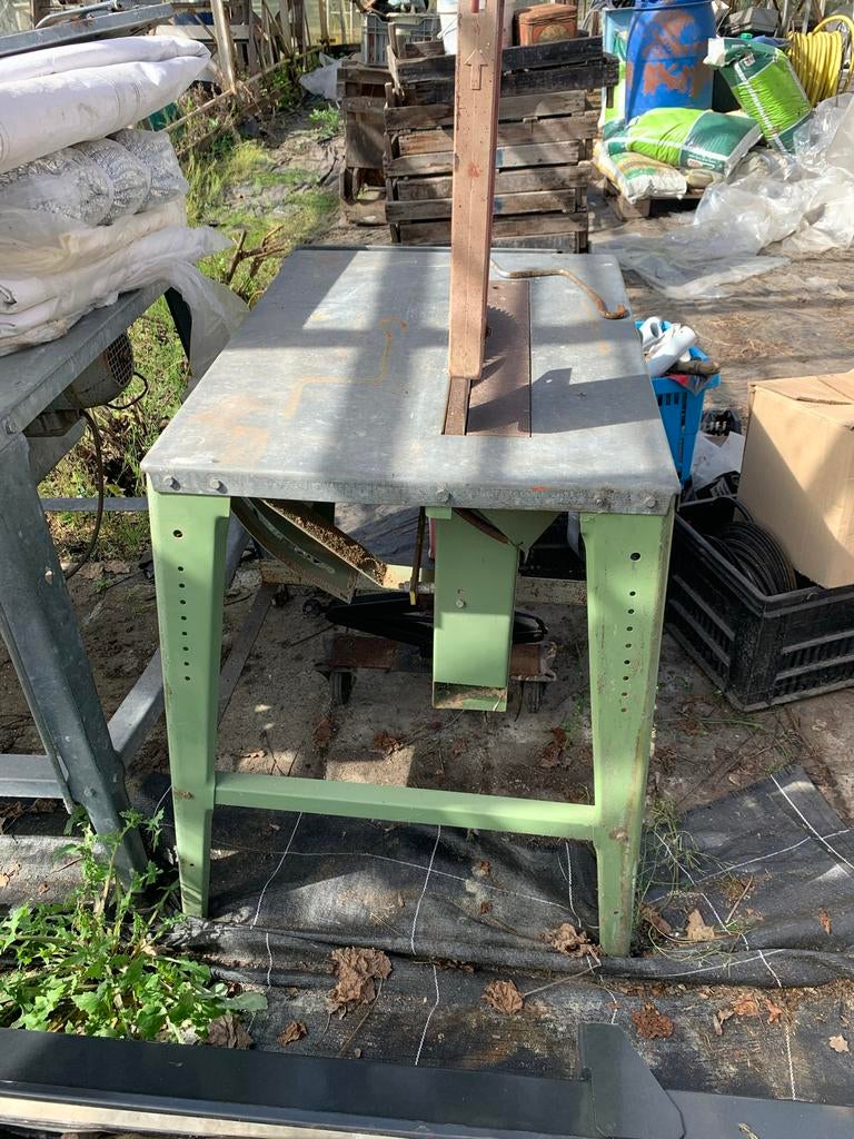 Verstelbare zaagtafel op 220 volt, Doe-het-zelf en Verbouw, Gereedschap | Zaagmachines, Gebruikt, Cirkelzaag, 1200 watt of meer