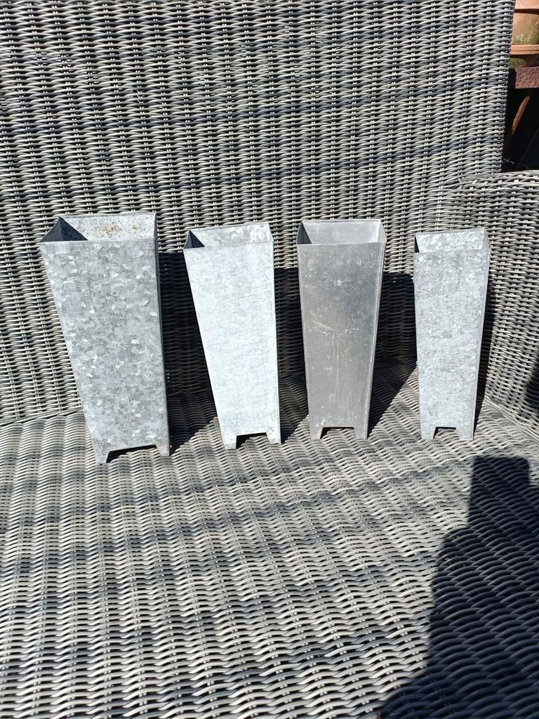Set van 4 zinken plantenbakken/ vazen, Gebruikt, Ophalen of Verzenden, Minder dan 25 cm, Balkon