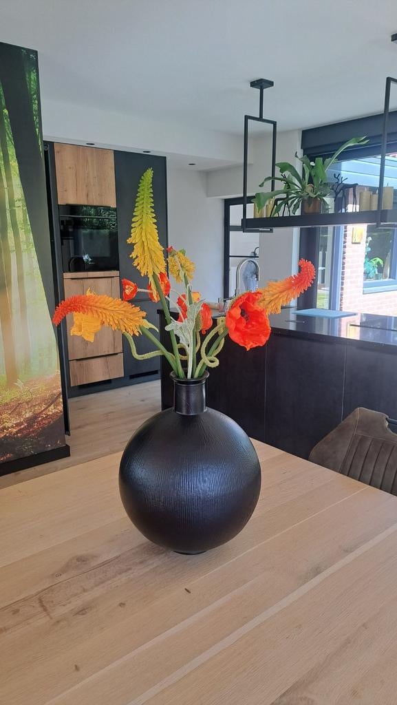 Zwarte vaas met zijden bloemen, Huis en Inrichting, Woonaccessoires | Vazen, Ophalen, Overige materialen, 50 tot 75 cm, Zwart