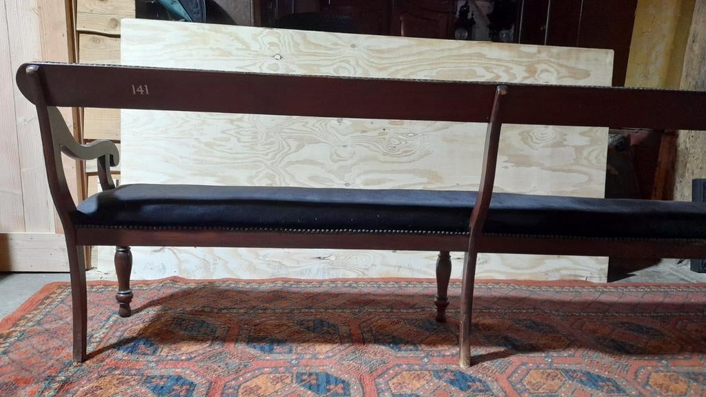 Antieke kerkbank met gestoffeerde zitting en rugleuning, Ophalen