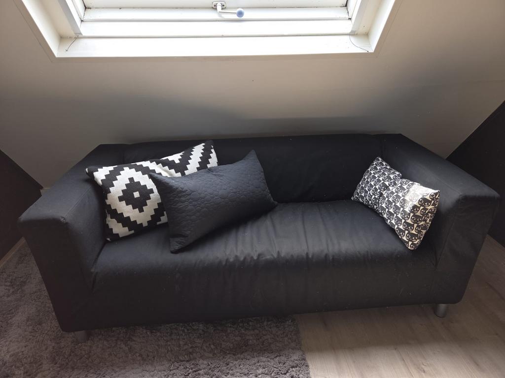 Zwart tweezits bankje Deze staat in Twijzel Friesland., Ophalen, Gebruikt, 150 tot 200 cm, Tweepersoons