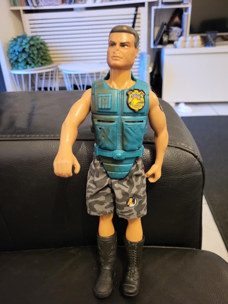 Actiefiguur met camouflage broek en blauw vest, Ophalen of Verzenden