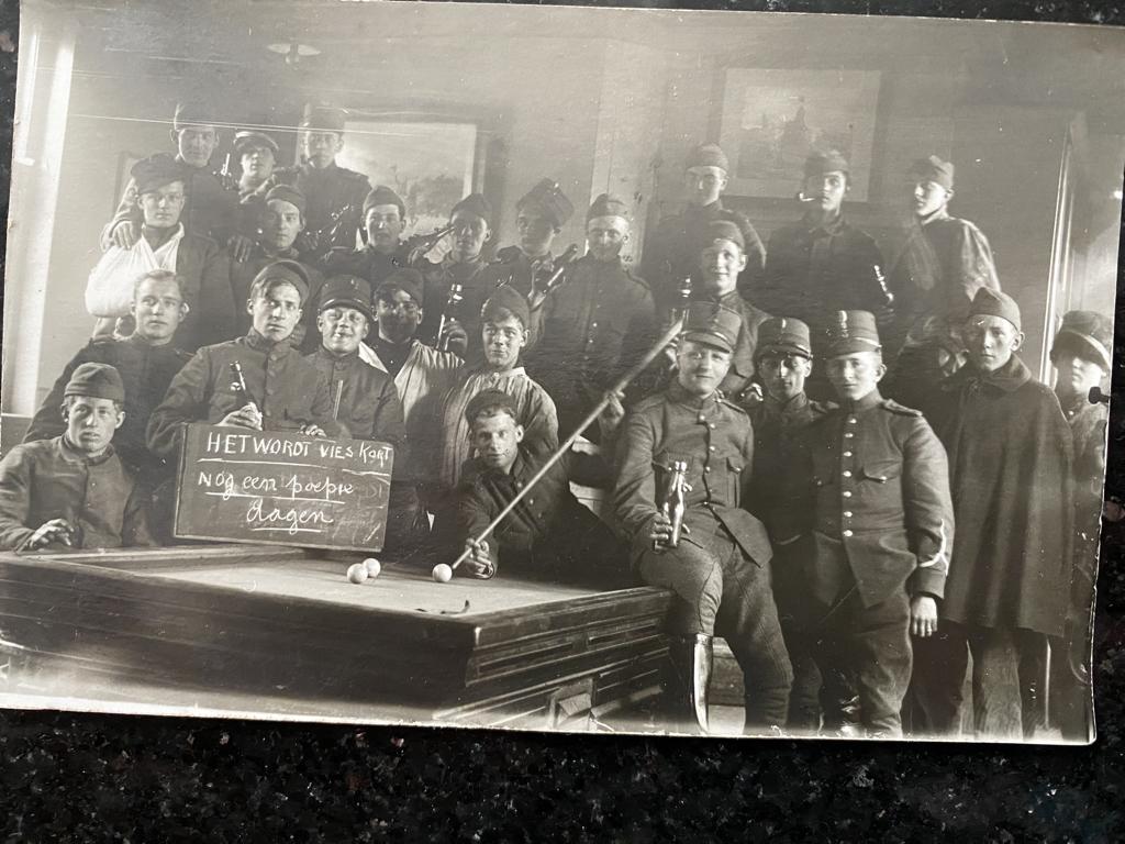Oude foto Nederlandse Militairen rond een biljart., Verzamelen, Foto's en Prenten, Foto, Ophalen of Verzenden, Zo goed als nieuw