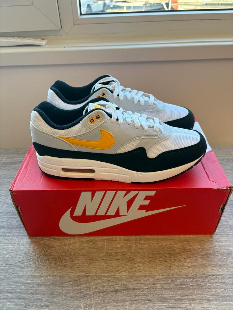 Nike Air Max 1 White University Gold | EU 42, Wit, Nieuw, Ophalen of Verzenden, Sneakers of Gympen