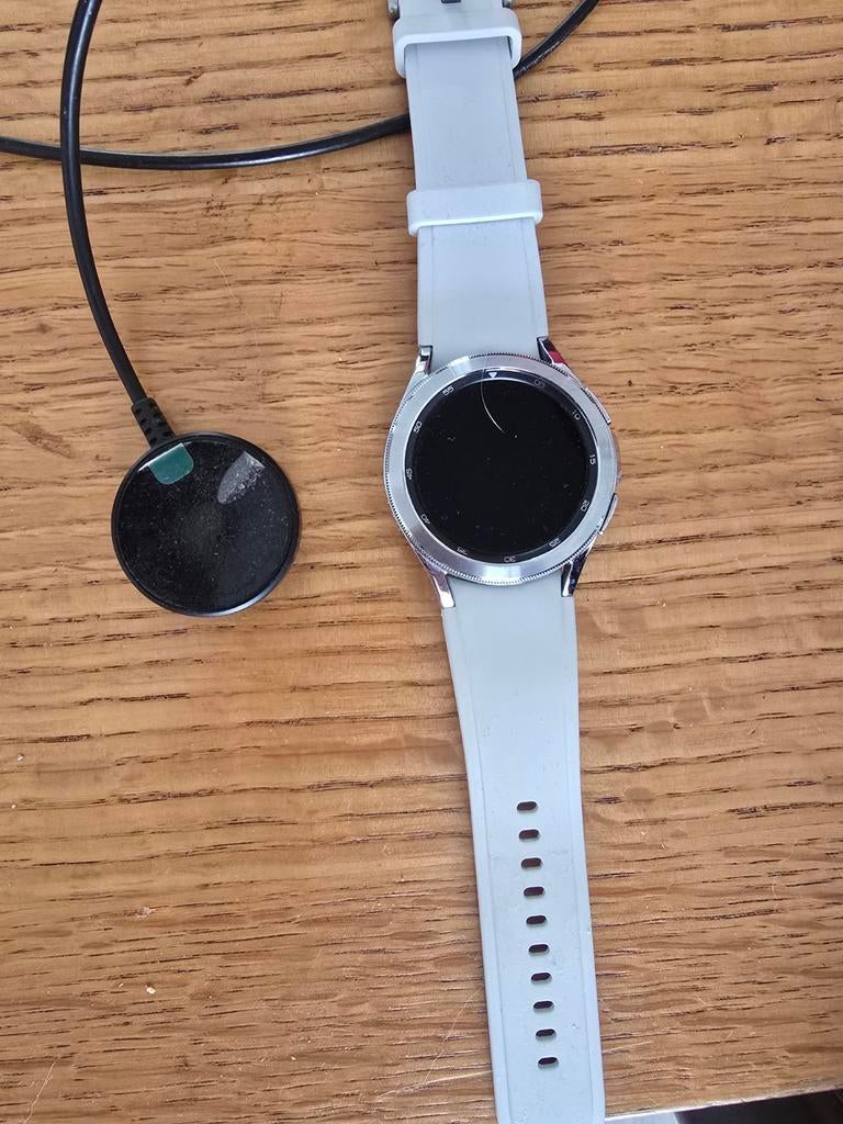 Samsung Galaxy Watch 4 Classic 42mm Zilver, Sieraden, Tassen en Uiterlijk, Smartwatches, Gebruikt, Android, Zilver, Calorieverbanding