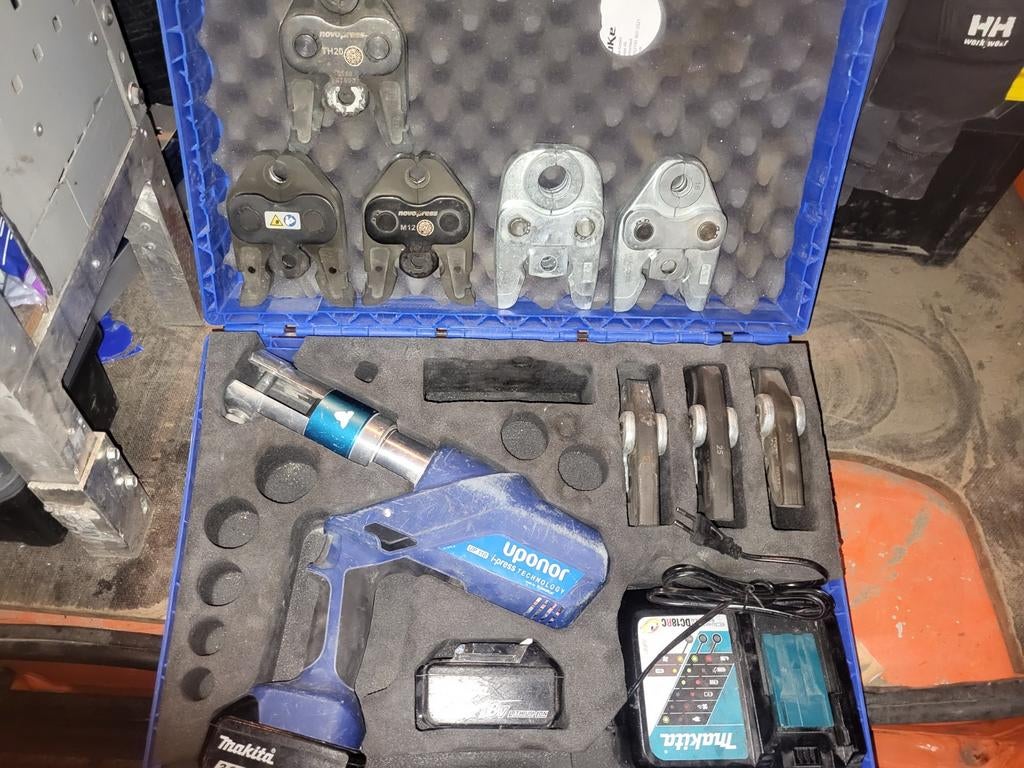 Uponor persmachine met persbekken, Doe-het-zelf en Verbouw, Gereedschap | Handgereedschap, Ophalen of Verzenden