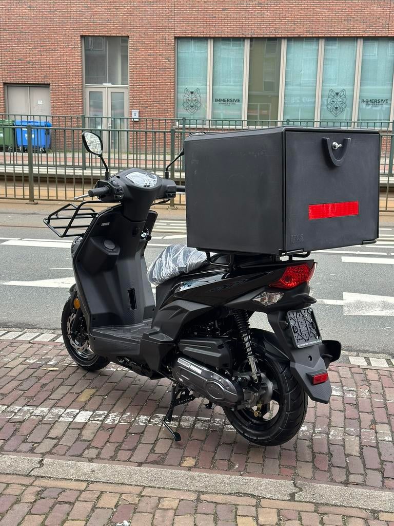Sym Xpro Bezorgscooter Zwart Incl. Bezorgbox ( Sym ), Ophalen of Verzenden, Zo goed als nieuw, Benzine, Overige modellen