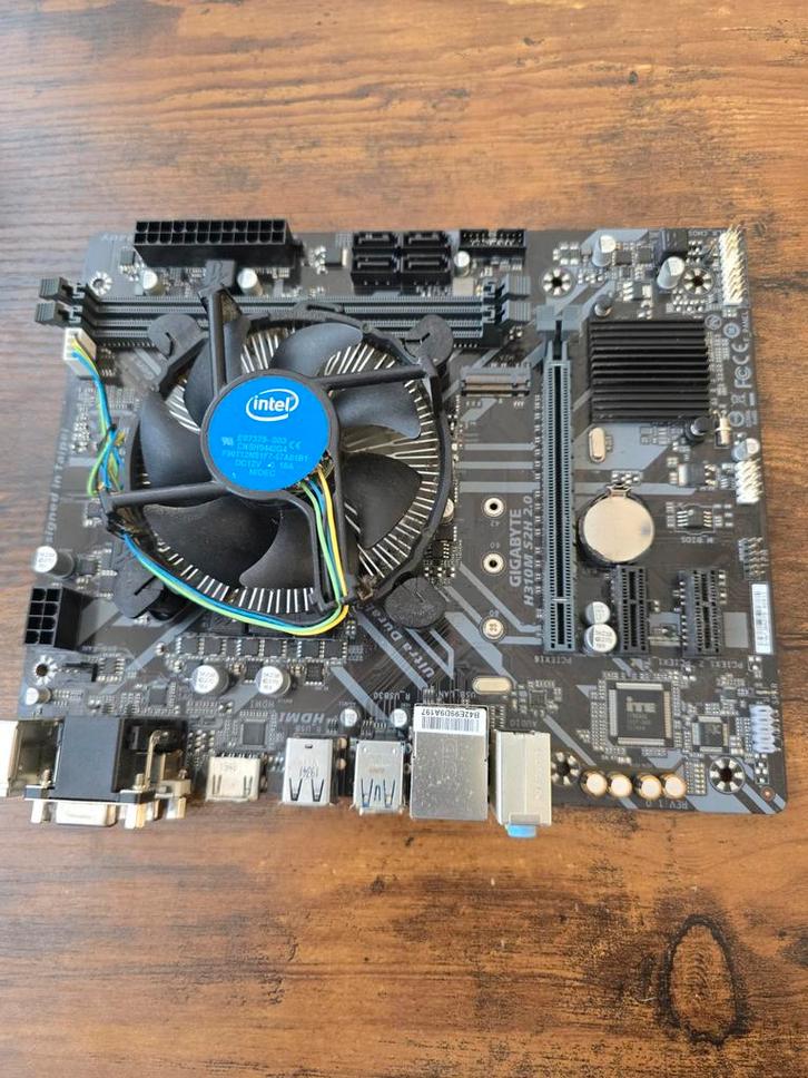 : Intel Core i7-9700F + Gigabyte H310M S2H Moederbord Bundle, Computers en Software, Moederborden, DDR4, Ophalen of Verzenden