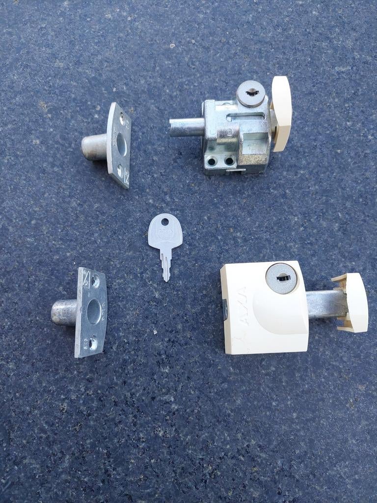 Dakraam sloten, Ophalen of Verzenden, Gebruikt, IJzer, Scharnier