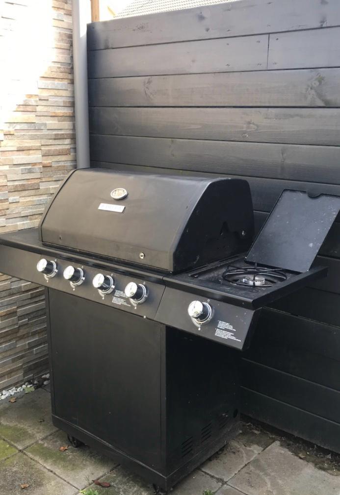 Zwarte Gas BBQ ( met gasfles en huisje), Ophalen of Verzenden, Gebruikt