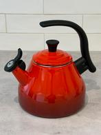 Kersenrode Le Creuset emaille “Kone” fluitketel, Z.G.A.N., Overige materialen, Overige typen, Ophalen of Verzenden, Zo goed als nieuw