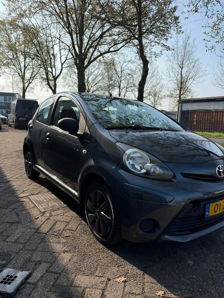 Toyota Aygo 1.0 12V Vvt-i 5DRS 2012 Grijs, Auto's, Voorwielaandrijving, 4 stoelen, Origineel Nederlands, Bedrijf